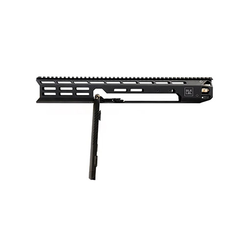 BLK LBL Bipod erbjuder en stabil barrel-through design för din AR-15, med smidig rörelse, lättviktsben som fälls bakåt och 40° panorering för bättre precision.